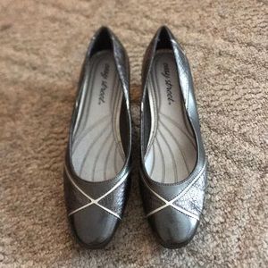 Women’s Easy Street Silver Heels Size 8 Like New